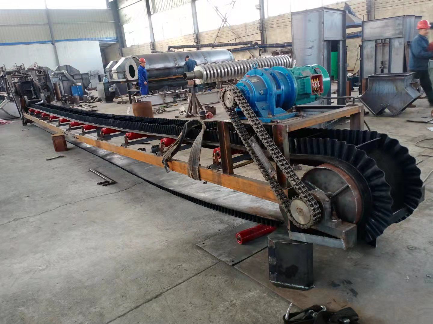 大傾角皮帶輸送機，即將生產(chǎn)完工