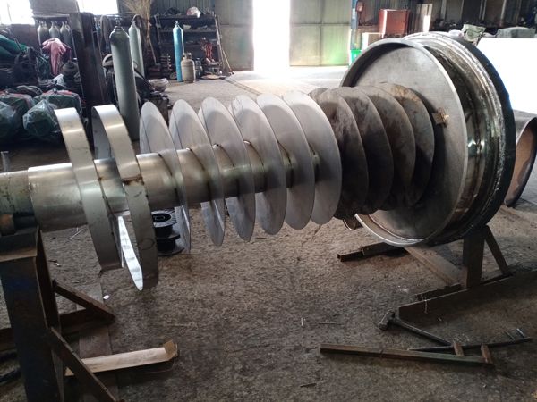 脫水用垂直提升機(jī)生產(chǎn)中，期待成品